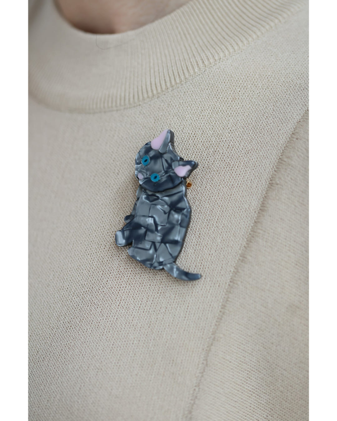 青い目のミルキーな猫ちゃんブローチ